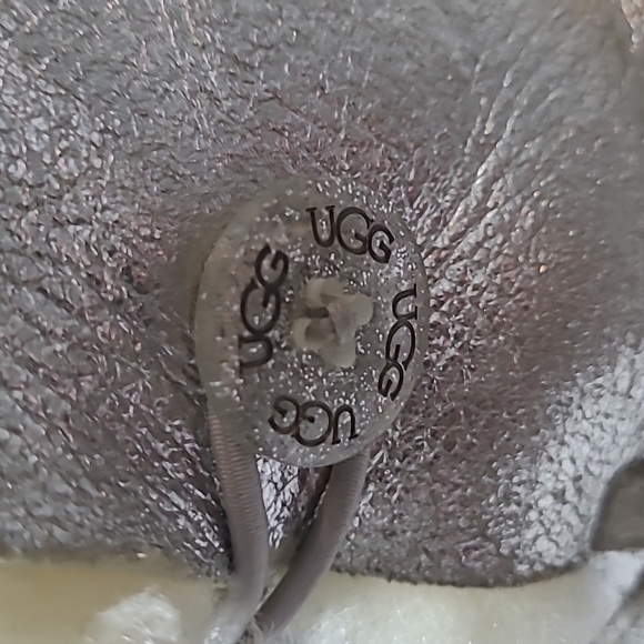 UGG LIMITED EDITION METALLIC SLIVER BAILEY BUTTON CLASSIC SHORT BOOTS - Picture 2 of 16